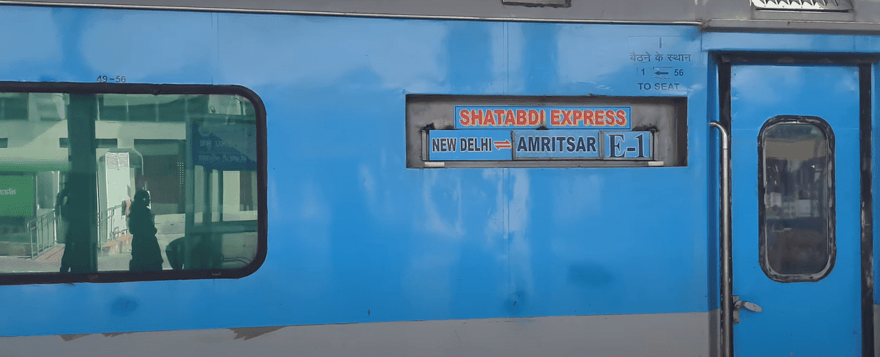 12030 amritsar-new-delhi-swarn-shatabdi train image