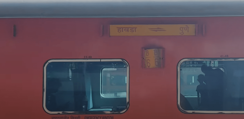 12222 howrah--pune--pune-duronto-express train image
