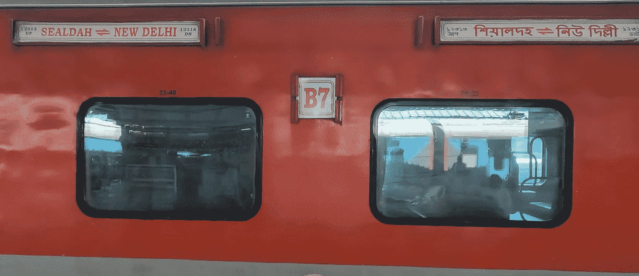 12313 sealdah-new-delhi-rajdhani-expressres train image